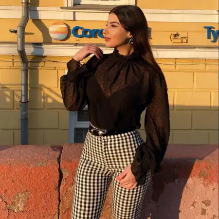 Eva, 33