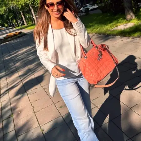Lena, 33