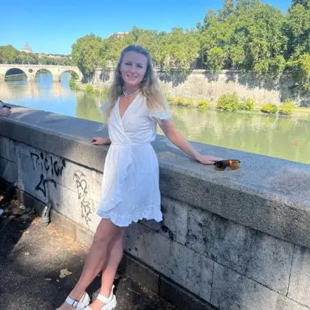 Valeria, 32
